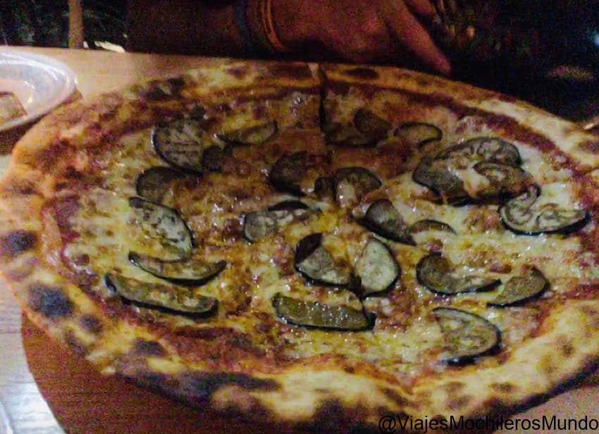 comer pizza en pizzeria pushkar