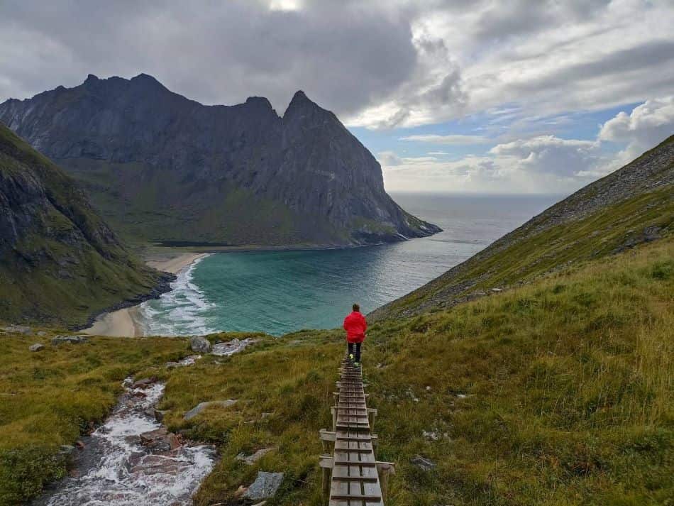kvalvika playa lofoten, caminata sendero